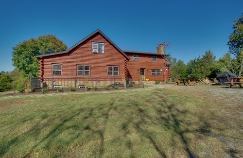 Ruckersville Cottage | Cozy Log Cabin Getaway w/Fire Pit + 3 Acres!