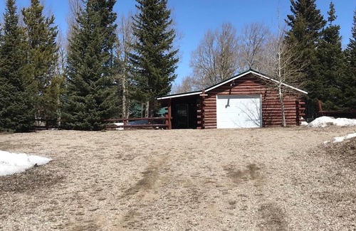 Kremmling Cabin | Cozy log cabin getaway
