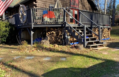 Harrison House | Cozy log cabin home. 5 minutes to the beach, pet and family friendly home.