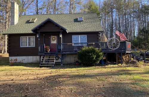 Harrison House | Cozy log cabin home. 5 minutes to the beach, pet and family friendly home.