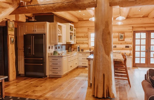 Kingsburg Cabin | Cozy Log Cabin in Kingsburg