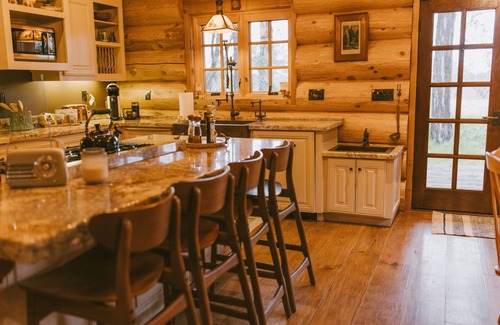 Kingsburg Cabin | Cozy Log Cabin in Kingsburg