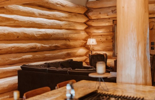 Kingsburg Cabin | Cozy Log Cabin in Kingsburg