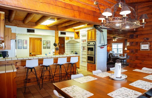 West Livingston House | Cozy Log Cabin - Lakefront 2 Boat Lifts 2 Jet Ski Lift FirePit 1Gig WiFi