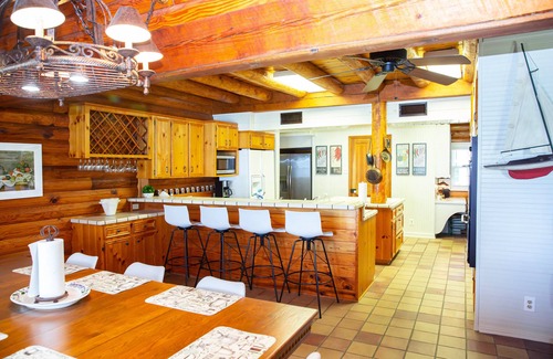 West Livingston House | Cozy Log Cabin - Lakefront 2 Boat Lifts 2 Jet Ski Lift FirePit 1Gig WiFi