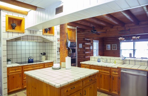 West Livingston House | Cozy Log Cabin - Lakefront 2 Boat Lifts 2 Jet Ski Lift FirePit 1Gig WiFi