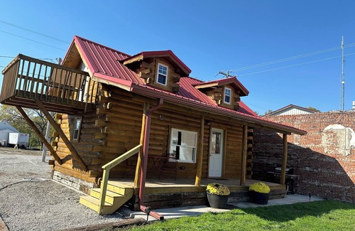Moravia Cabin | Cozy log cabin located in downtown Moravia, Iowa.