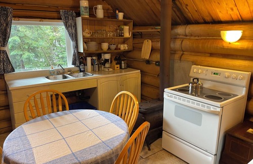 Hastings Highlands Cottage | Cozy log cabin on Baptiste Lake