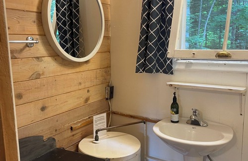 Hastings Highlands Cottage | Cozy log cabin on Baptiste Lake