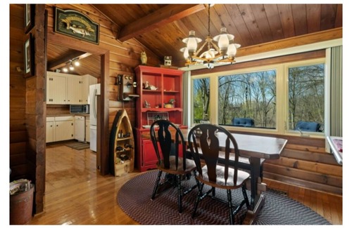 Beamsville Cabin | Cozy Log Cabin overlooking a beautiful vineyard along the wine trail 🍇