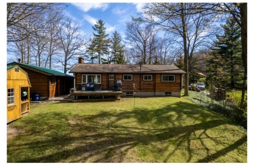 Beamsville Cabin | Cozy Log Cabin overlooking a beautiful vineyard along the wine trail 🍇