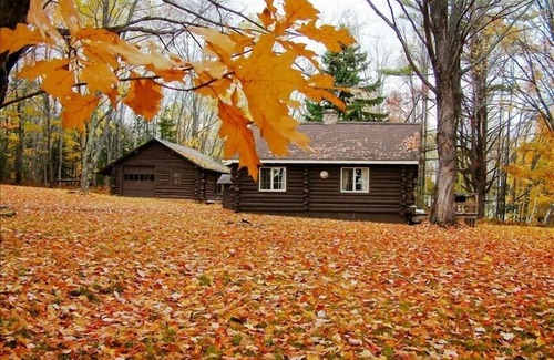 Chassell Cabin | Cozy Log Cabin Rental