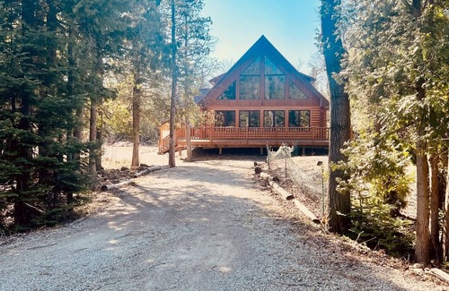 Tobermory Cottage | Cozy Log Cabin Retreat in the Heart of Tobermory