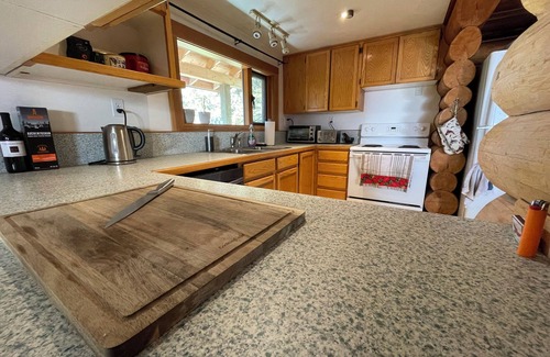 Bridge Lake Cabin | Cozy log cabin & studio on interlakes highway