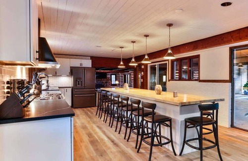 East Stroudsburg Cabin | Cozy Log Cabin with Indoor Pool