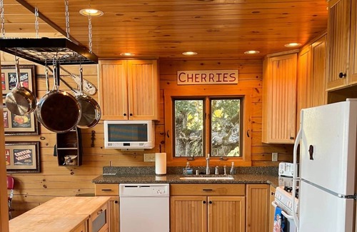 Lyle House | Cozy Log Cabin at Hartland Lake