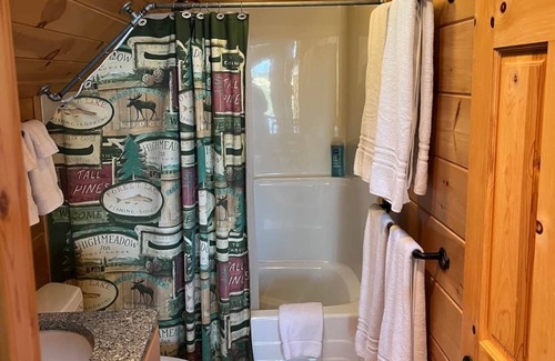 Lyle House | Cozy Log Cabin at Hartland Lake