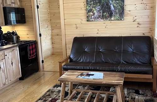 White Cabin | Cozy Log Cabin w/Loft #12. Minutes from Seven Springs and Hidden Valley!