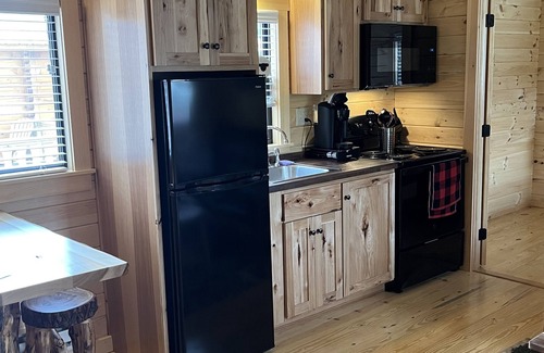 White Cabin | Cozy Log Cabin w/Loft #12. Minutes from Seven Springs and Hidden Valley!