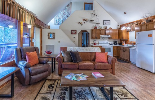 Gatlinburg - Pigeon Forge Cabin | Cozy Log Cabin W/Mtn Views, Hot Tub, & Game Room - 15 min from Gatlinburg!