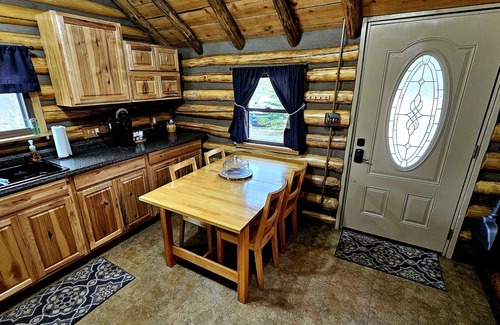 Markleysburg Cabin | Cozy log cabin with hot tub in Markleysburg!