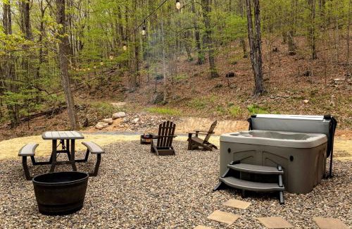 Allegheny Mountains House | Cozy Log Cabin with a Hot Tub near Seneca Rocks, West Virginia - Perfect for a Romantic Glamping Getaway to the Mountains