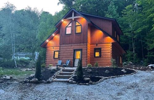 Faraday Ski Chalet | Cozy Log Cabin with Lake Access