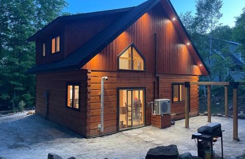 Faraday Ski Chalet | Cozy Log Cabin with Lake Access