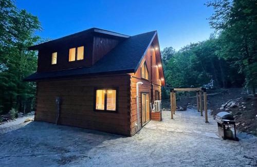Faraday Ski Chalet | Cozy Log Cabin with Lake Access