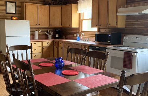 English Cabin | Cozy log cabin with modern amenities and a park view!