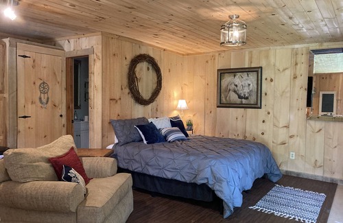 Boone House | Cozy log Guesthouse on Ranch w Mtn Views