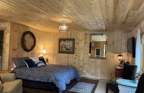 Boone House | Cozy log Guesthouse on Ranch w Mtn Views