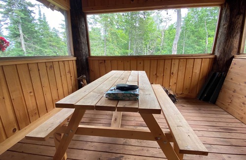 Morin Heights Cabin | Cozy log home on peaceful Lac Belanger, 10 minutes from ski hills