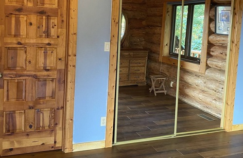 Washougal House | Cozy Log Home with a View - Outdoor Adventures Abound!