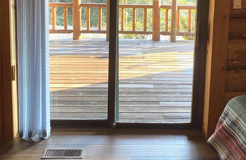 Washougal House | Cozy Log Home with a View - Outdoor Adventures Abound!