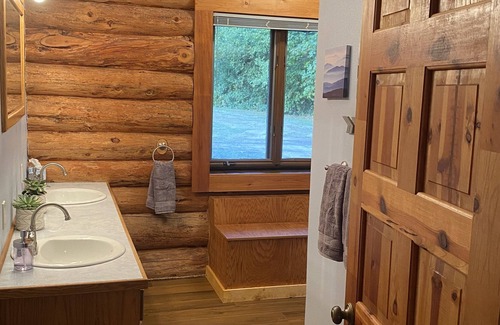 Washougal House | Cozy Log Home with a View - Outdoor Adventures Abound!