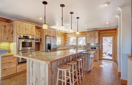 Quandary Village House | Cozy Log Home with Astonishing Views