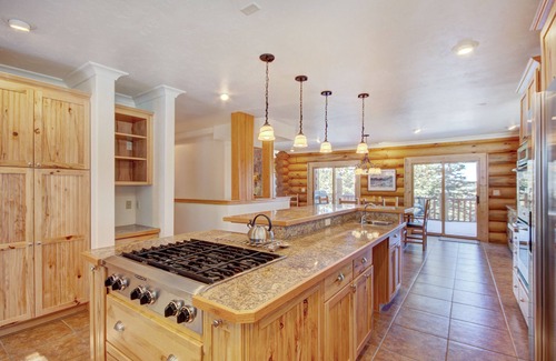 Quandary Village House | Cozy Log Home with Astonishing Views