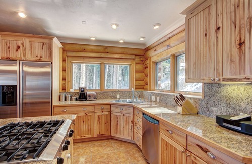 Quandary Village House | Cozy Log Home with Astonishing Views