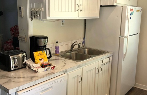 Holland Cottage | Cozy, lots of charm, close to Lake MI. Discount for monthly stays.