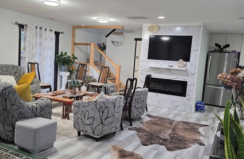 Holly House | Cozy, lovely, and Charming 4-bedroom building in Everett with WiFi access