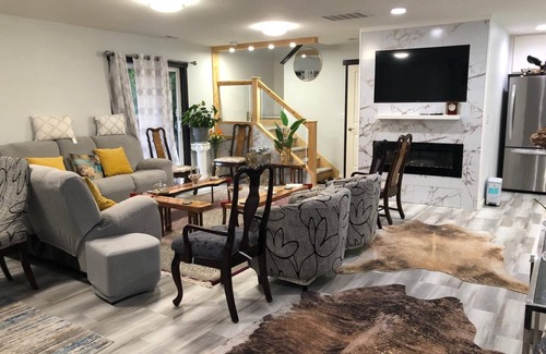 Holly House | Cozy, lovely, and Charming 4-bedroom building in Everett with WiFi access
