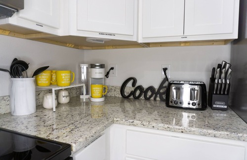 Pine Forest House | COZY Lush 3-bedroom Townhouse★Mins to Beach★