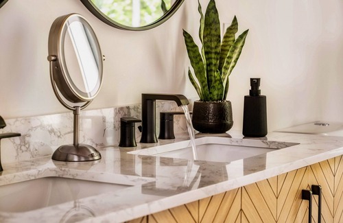 Sevierville House | Cozy Luxe Home,Breathtaking Mtn. Views of fall foliage, Outdoor sauna,large deck