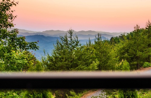 Sevierville House | Cozy Luxe Home,Breathtaking Mtn. Views of fall foliage, Outdoor sauna,large deck