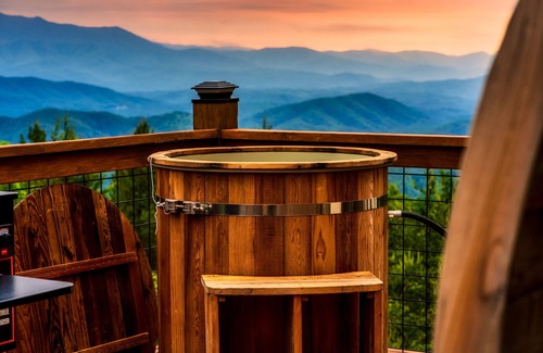 Sevierville House | Cozy Luxe Home,Breathtaking Mtn. Views of fall foliage, Outdoor sauna,large deck