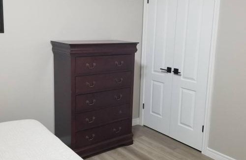 Guelph Apartment | Cozy Luxurious Detached 4 Bedroom House
