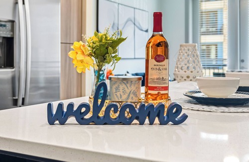 Addison Apartment | Cozy Luxurious Getaway with POOL & Reserved Parking