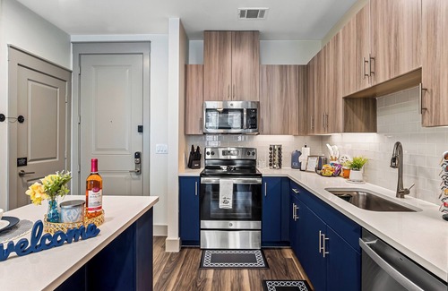 Addison Apartment | Cozy Luxurious Getaway with POOL & Reserved Parking