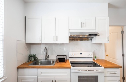Queens House | Cozy, Luxury 1-2 Bedroom Townhome by Main Street in Charming Flushing, NY.